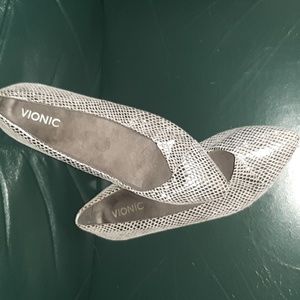 Vionic 8.5 sliver flat shoes